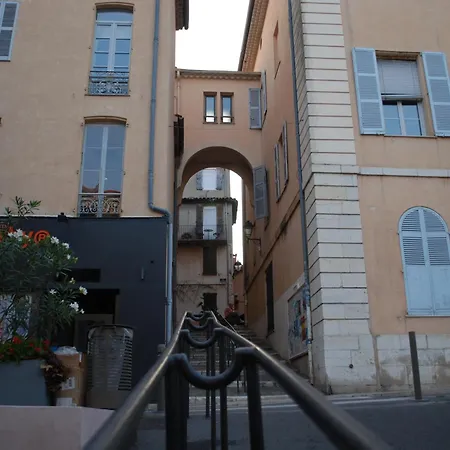 Sortie 44 - Newly Renovated 1 Bedroom, Center Of Old Appartement *