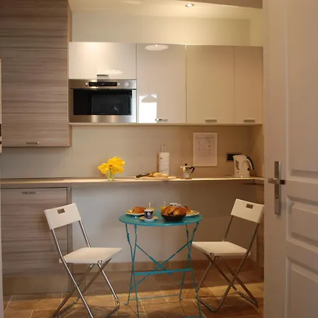 Sortie 44 - Newly Renovated 1 Bedroom, Center Of Old Antibes